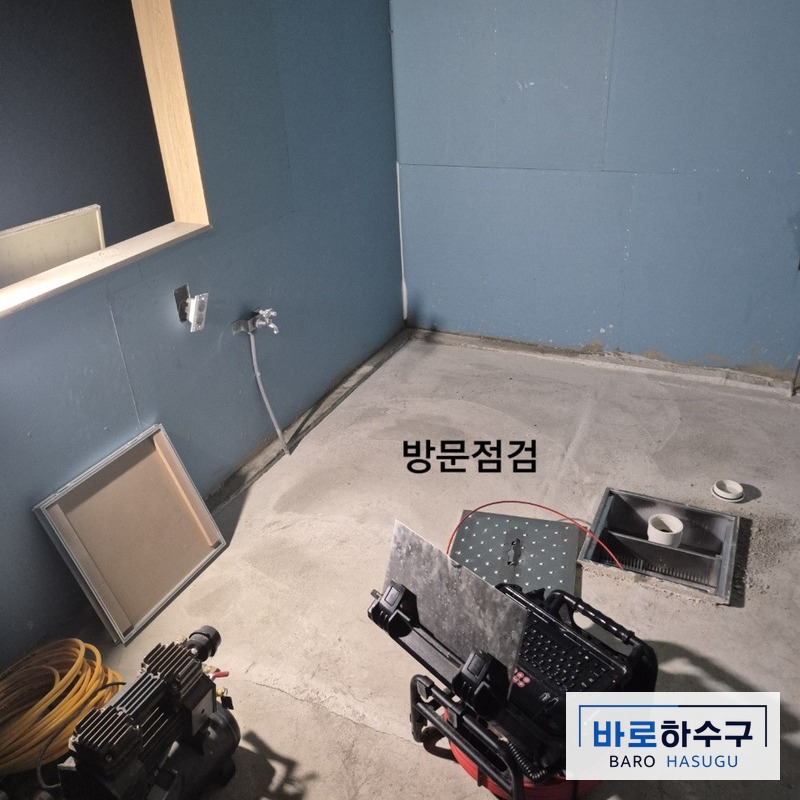 식당 주방 바닥 집수정을 열고 점검하는 모습 (안양 현장)