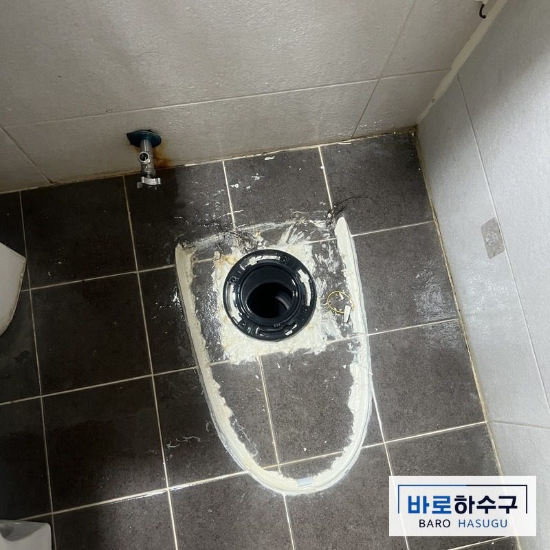 변기막힘 작업 중, 변기를 탈거해 배관 입구가 드러난 화장실 (안양 현장)