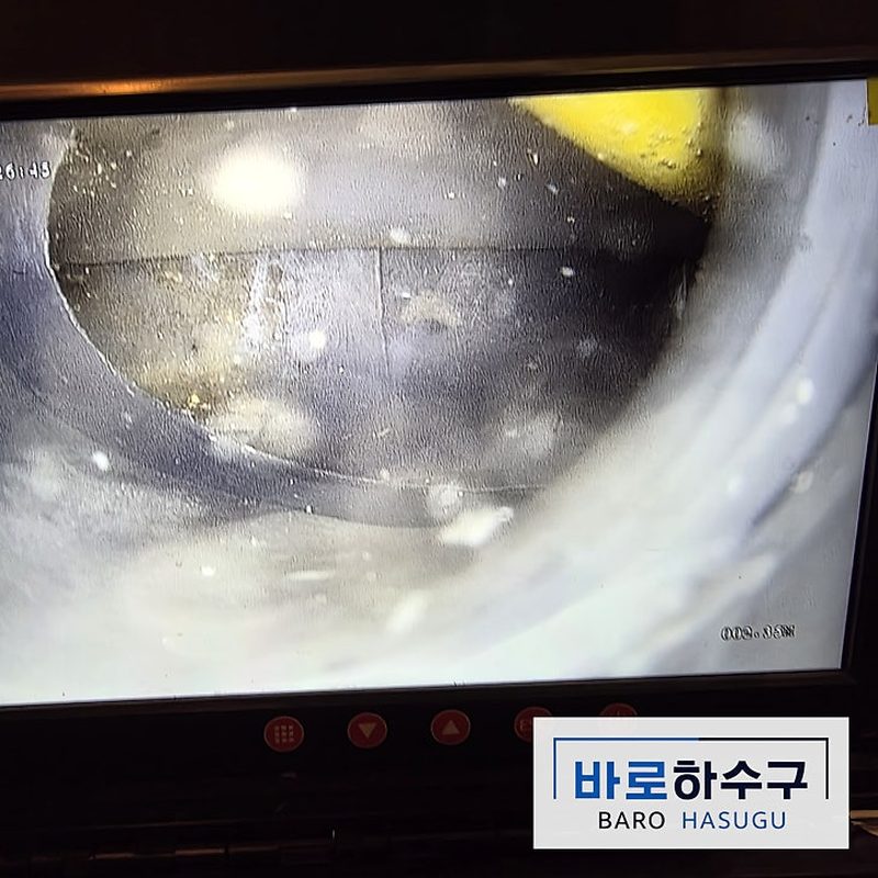 세척 후 기름때가 걷히고 관 벽이 드러난 세탁실 배관 내시경 화면 (성남 현장)