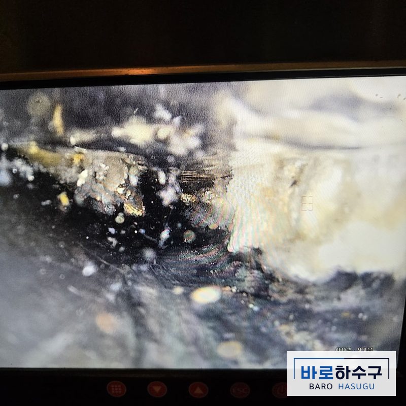 세탁실 배관 내시경 화면, 기름때가 관 벽을 두껍게 덮은 상태 (성남 현장)
